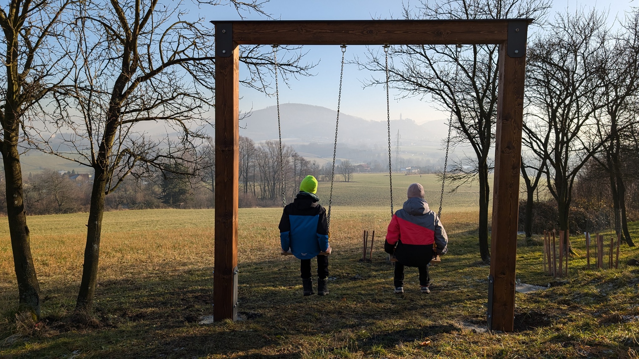 Zhoupnout se s výhledem - rámová houpačka s lehátkem