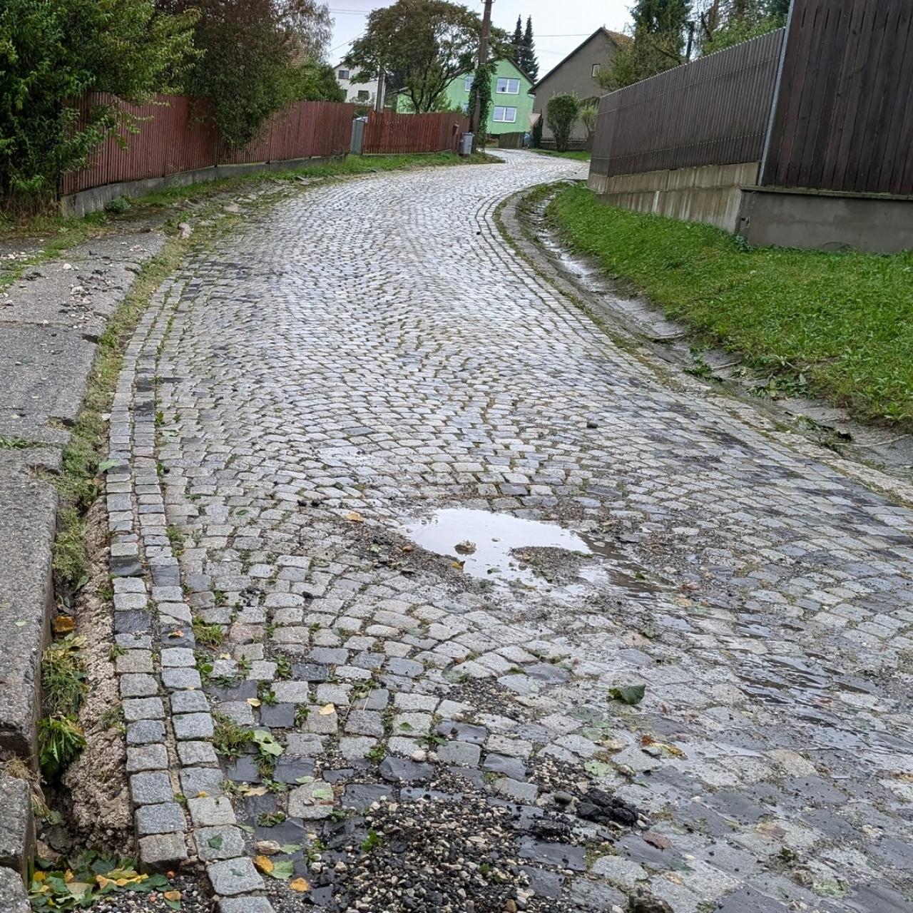 Omezení průjezdu na "kostkované" komunikaci Omezení průjezdu na "kostkované" komunikaci